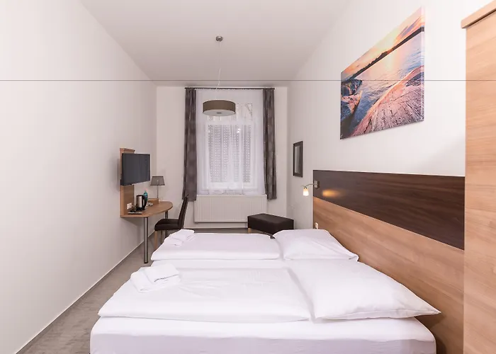 Boutique-Hotel Kronenstuben - unschlagbare Zentrumsnähe direkt am Marstall&Marktplatz - Schloss in 3 Min - Frühstück - Langzeitmiete